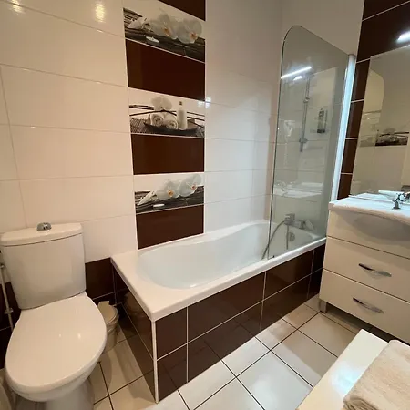 Logis & Restaurant - Le Bretagne فندق