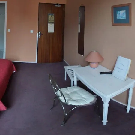 Hotel Logis & Restaurant - Le Bretagne Sillé-le-Guillaume