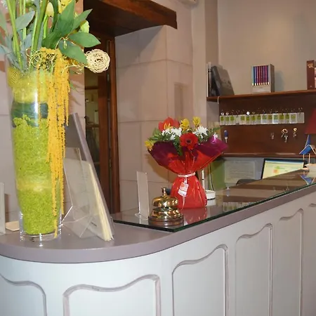 Hotel Logis & Restaurant - Le Bretagne 2*