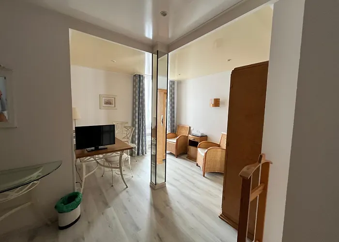 Logis & Restaurant - Le Bretagne מלון Sillé-le-Guillaume