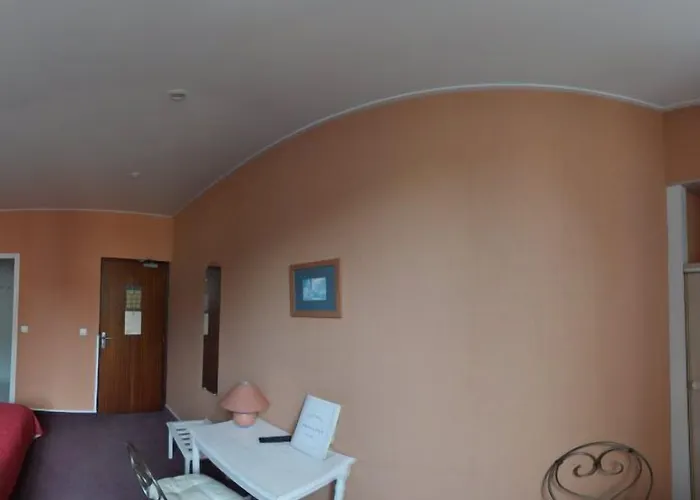 מלון Logis & Restaurant - Le Bretagne 2*