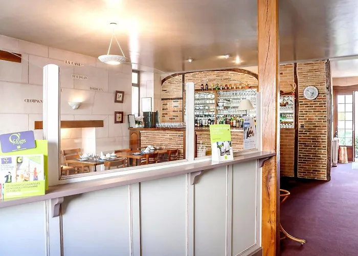 Logis & Restaurant - Le Bretagne מלון