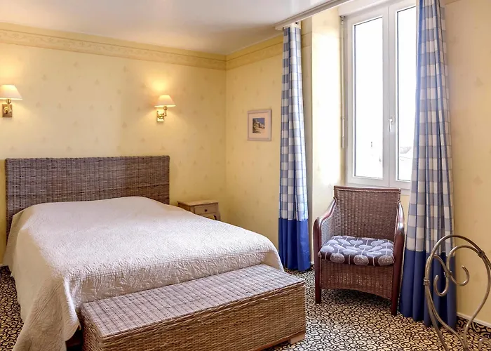 Logis & Restaurant - Le Bretagne מלון Sillé-le-Guillaume