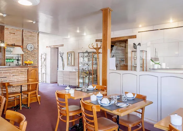 מלון Logis & Restaurant - Le Bretagne Sillé-le-Guillaume